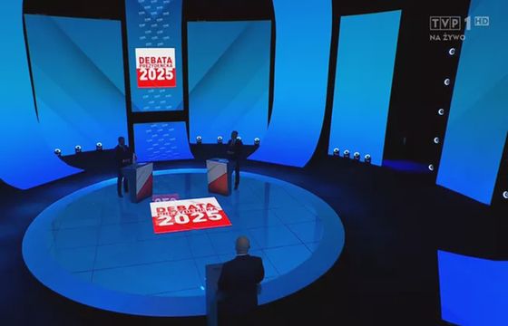 „Ruszający się” stolik i absurdalne paski Republiki. Jak wyglądała debata Trzaskowski - Nawrocki