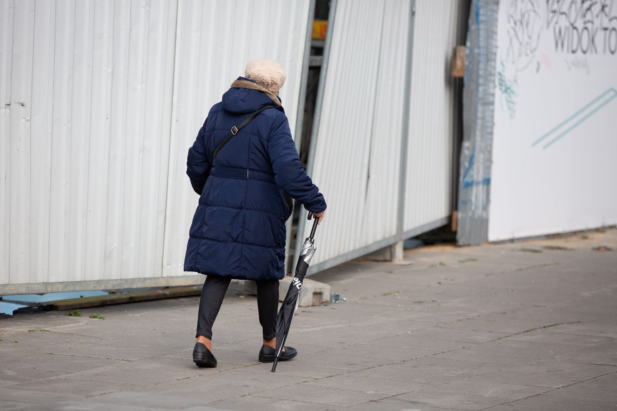 Na zdjęciu seniorka na ulicy