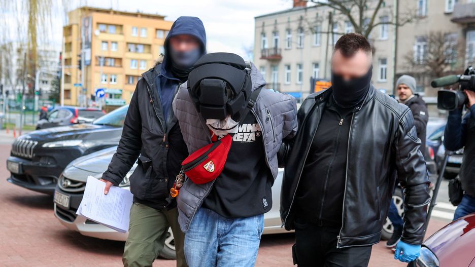 doprowadzenie ojczyma skatowanego dzieckaZbigniew Meissnerch�opca, doprowadzenie, dziecka, dziecko, ojczym, ojczyma, oparzenia, oparzony, poparzenia, poparzony, przes�uchanie, rpkuratura, skatowanego ch�opca, skatowanego dziecka, zatrzymanie, nieletniego, opiekun, pasierba, prokuratura, stan ci�ki, szpitala, szpitalu, z�amania