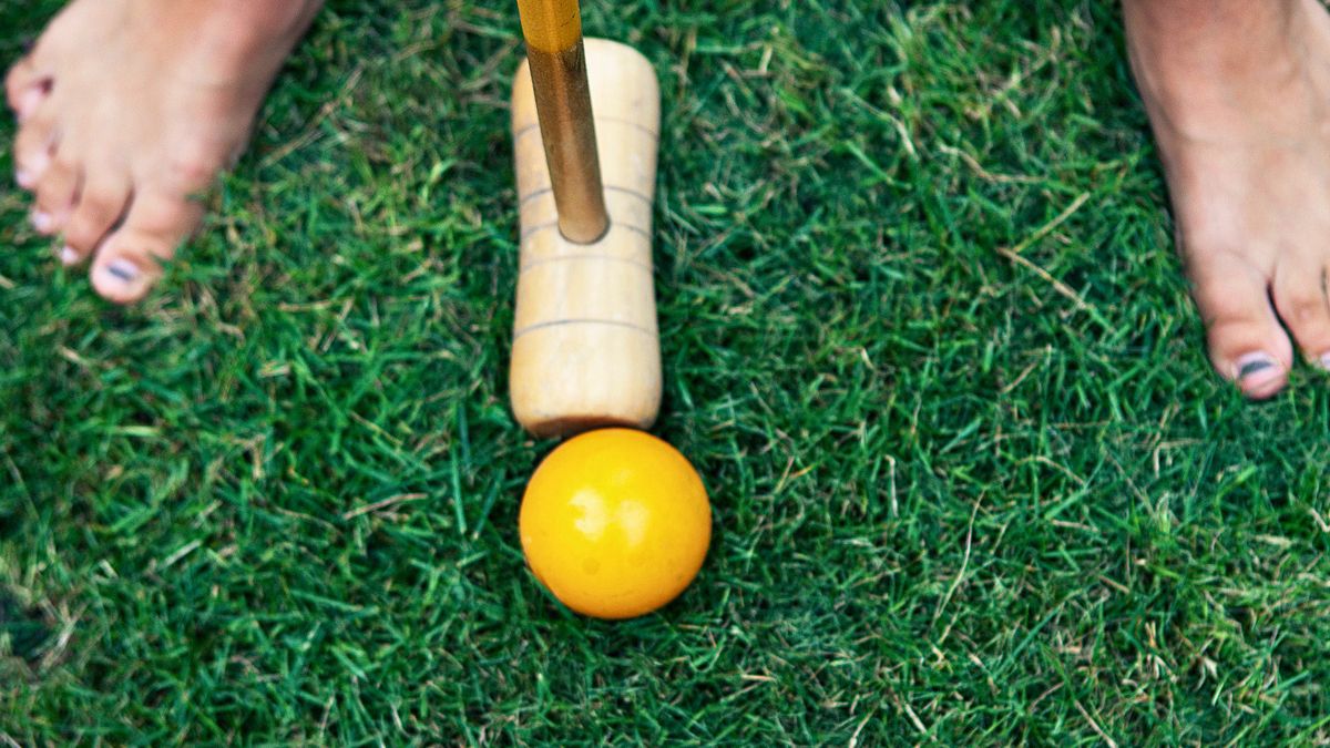 Człowiek trzyma kij do krykieta