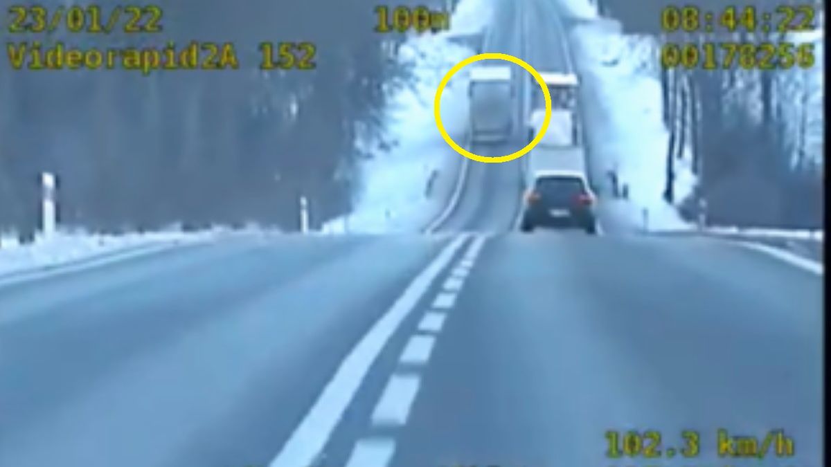 Kierowca tira zdecydował się na niebezpieczny manewr wyprzedzania 