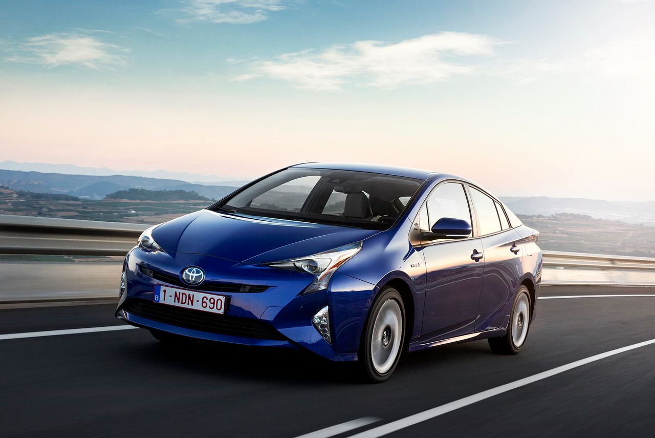 Toyota Prius jest jednym z aut, które pozwalają na rzadsze korzystanie z konwencjonalnych hamulców.