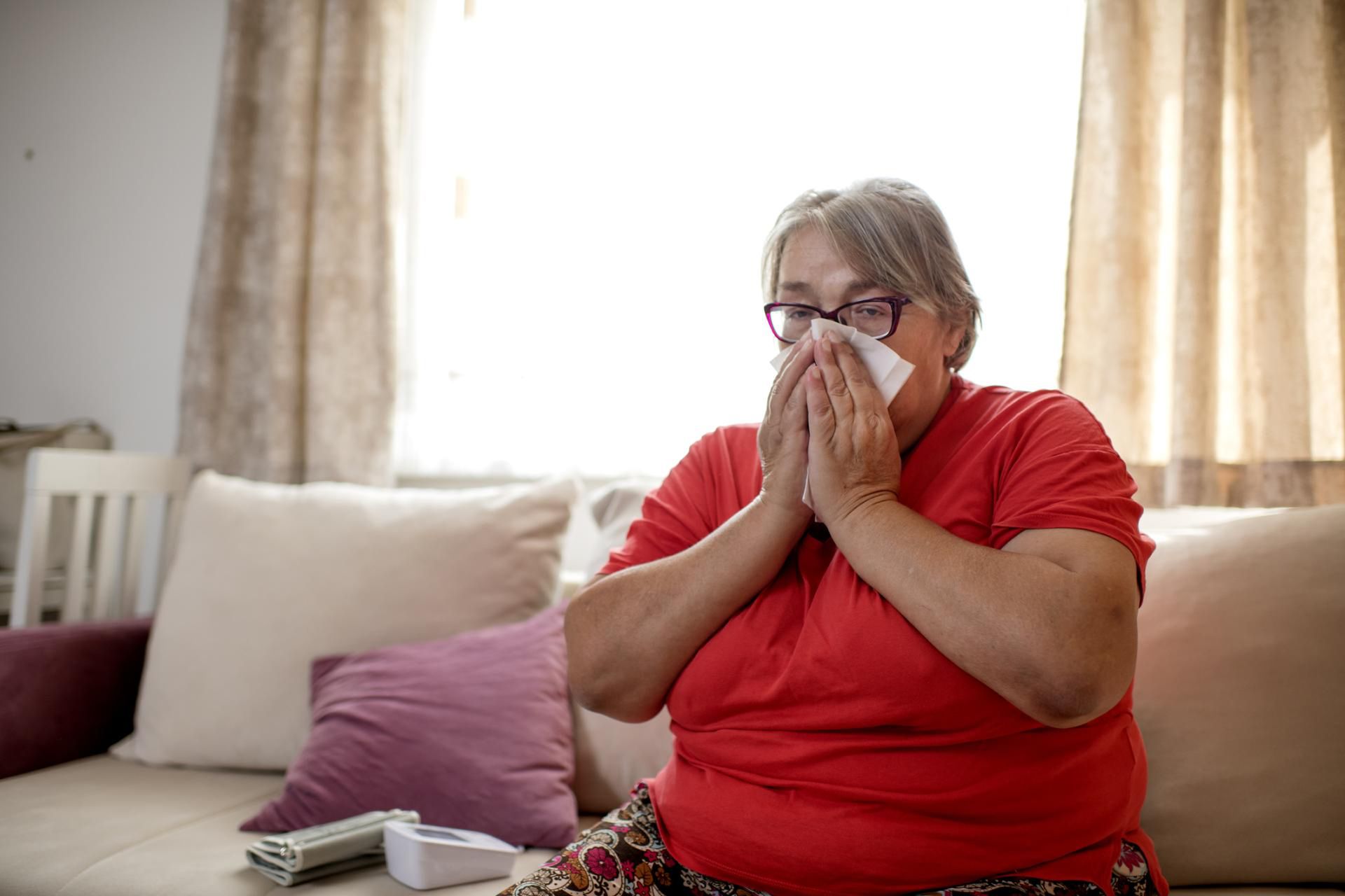 Na groźne powikłania grypy najbardziej narażone są osoby z nadwagą i otyłością, pacjenci cierpiący na choroby przewlekłe, kobiety w ciąży oraz seniorzy