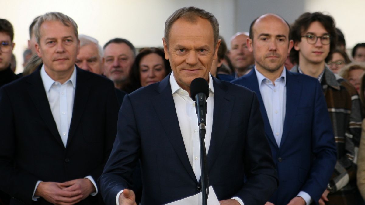 KATOWICE, POLAND - MARCH 26: Donald Tusk, chairman of the Civic Platform (PO) party, speaking among supporters during the last meeting in Silesia at the art gallery 'Szyb' in the election campaign in Katowice, Poland 2023. (Photo by Klaudia Radecka/NurPhoto via Getty Images)