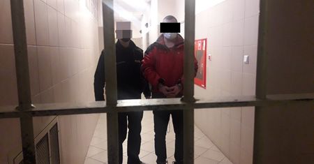 Warszawa. Dewastował mieszkanie i groził ojcu oraz jego żonie. Został zatrzymany