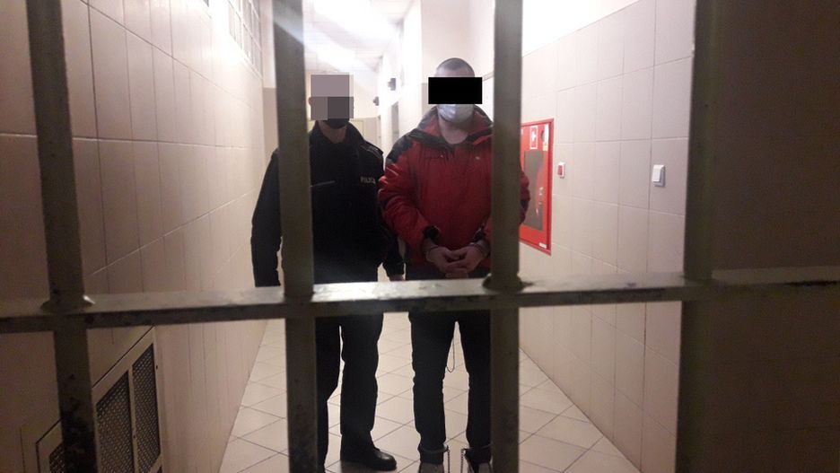 Warszawa. Dewastował mieszkanie i groził ojcu oraz jego żonie. Został zatrzymany