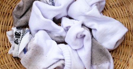 Namocz w nim skarpetki. Po pół godziny będą śnieżnobiałe