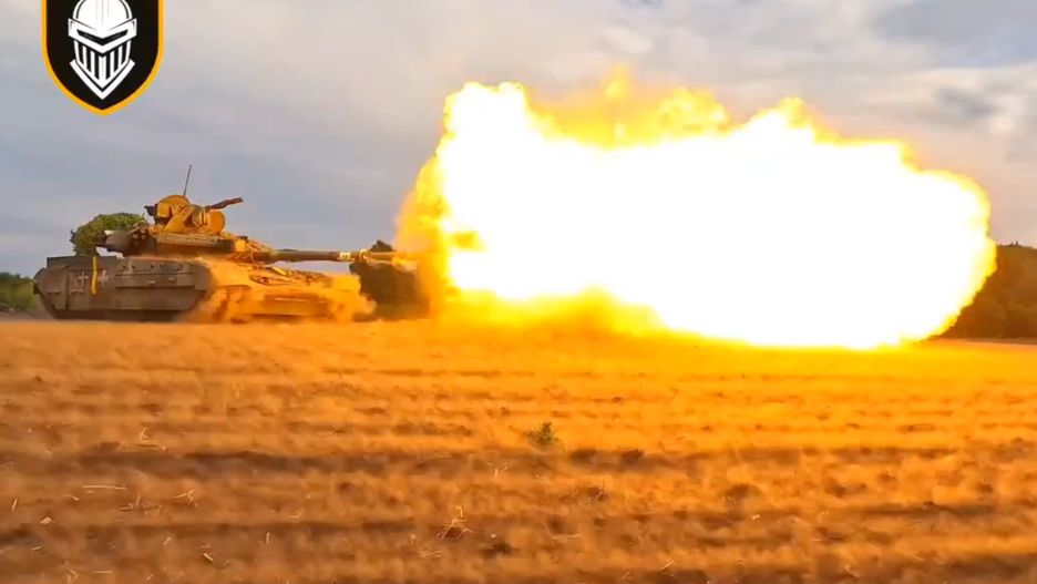 Ukraiński czołg T-84 Opłot gdzieś w obwodzie charkowskim.