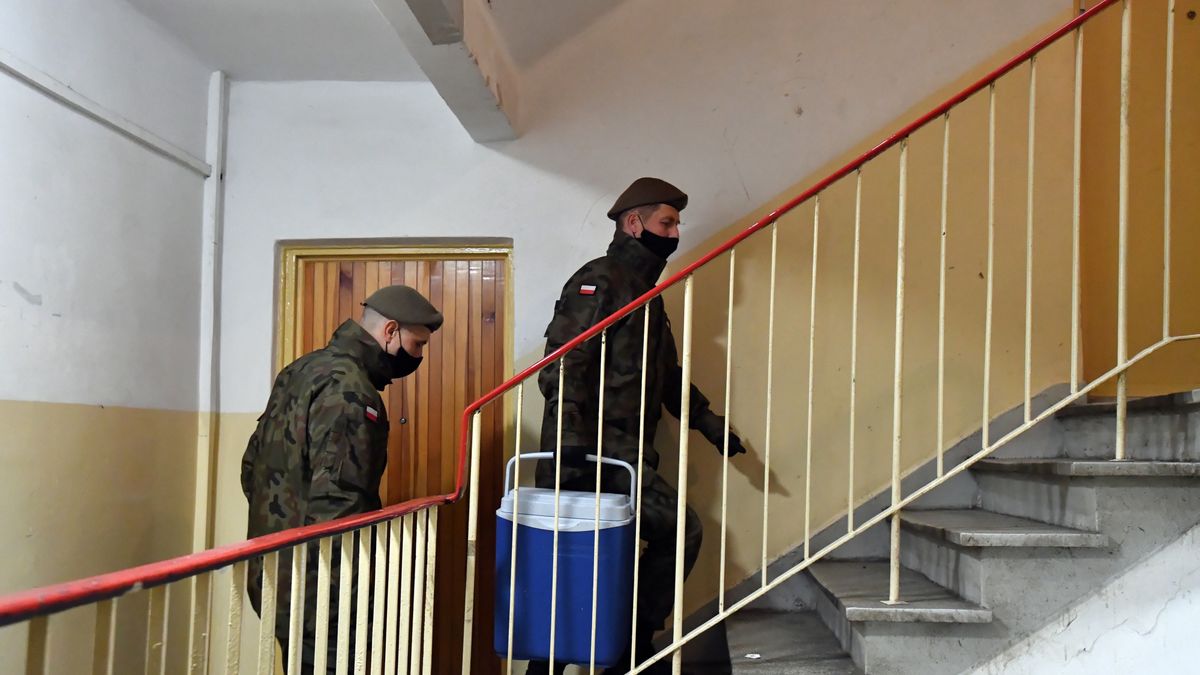 Żołnierze dostarczają w pandemii obiady kombatantom