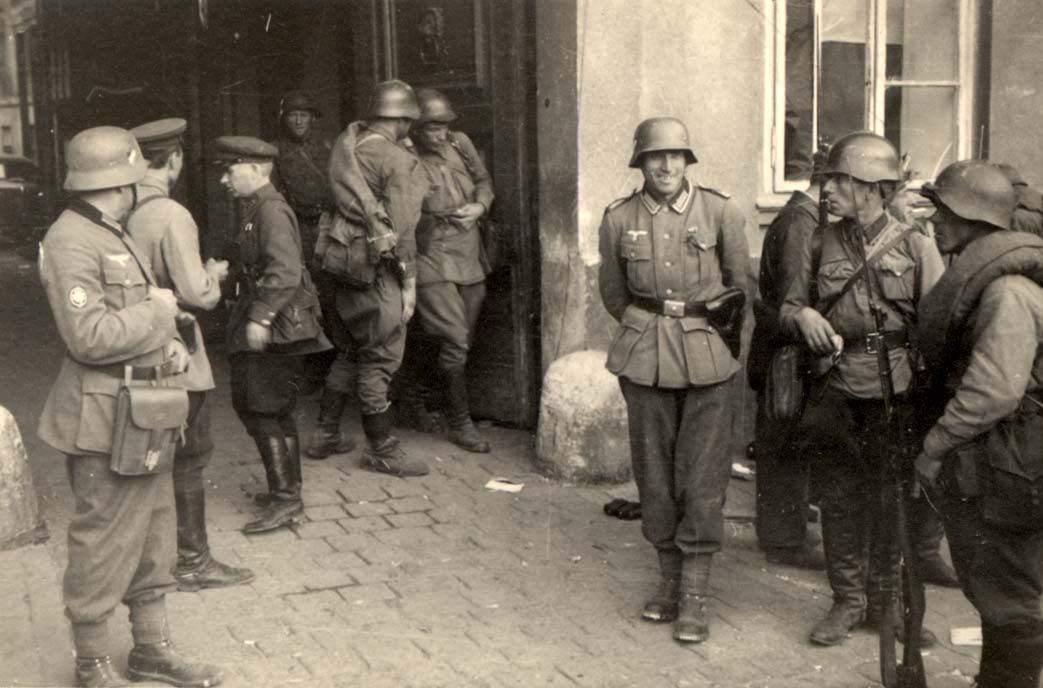 Gdy Armia Czerwona wkroczyła do Lwowa we wrześniu 1939 roku Herbert miał 15 lat. Na zdjęciu niemieccy i sowieccy żołnierze we Lwowie (domena publiczna)