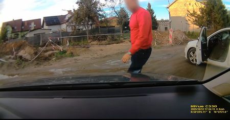 Aż do niego wysiadł. Kierowca skody nagrany. Burza w sieci