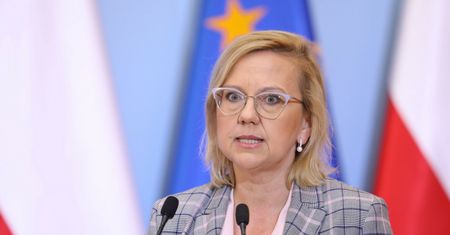 O co chodzi z luzowaniem norm jakości paliw? Minister klimatu o paleniu oponami