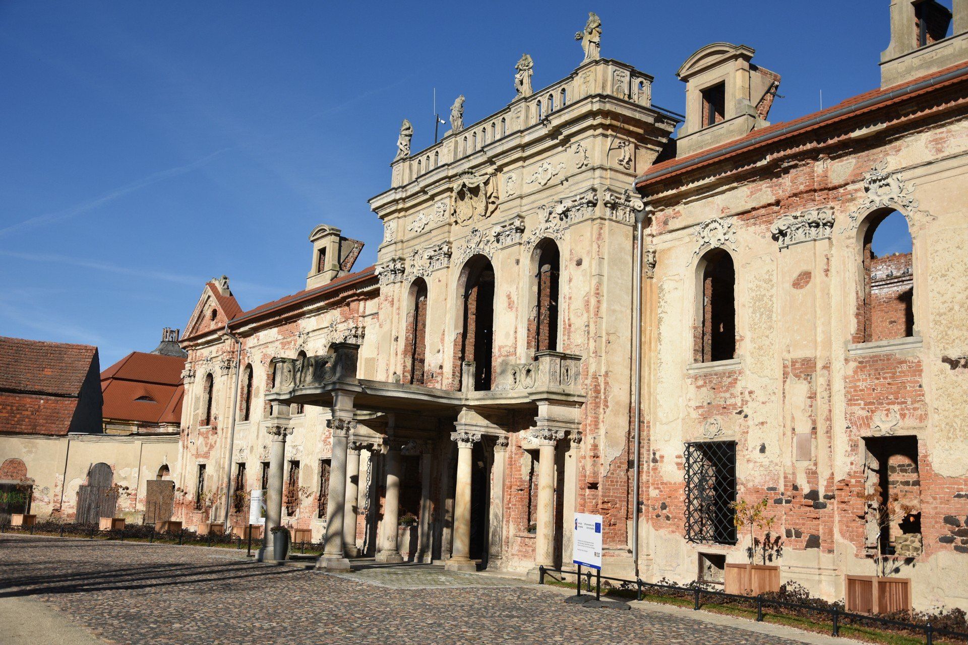 W 1947 roku korpus pałacu spłonął i od tego czasu pozostaje trwałą ruiną.