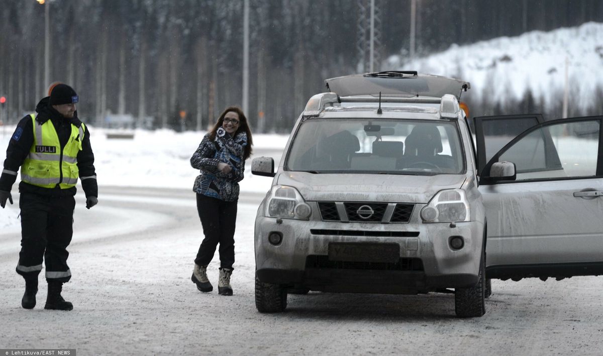 Fiński celnik sprawdza samochód Nissan przewożony przez rosyjskich turystów na stacji granicznej Nuijamaa w Lappeenrancie we wschodniej Finlandii