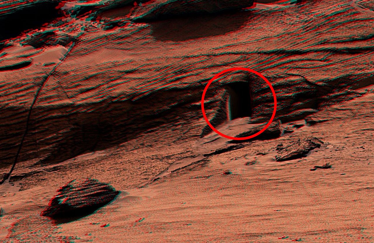 Tajemnicze "drzwi" na Marsie