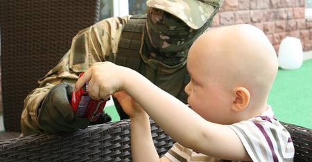 Antyterroryści sprawili niezwykły prezent maluchom ze Szpitala Dziecięcego w Lublinie