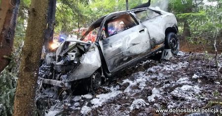 Jelenia Góra. Pijany kierowca potrącił pieszych. Jego auto stanęło w płomieniach
