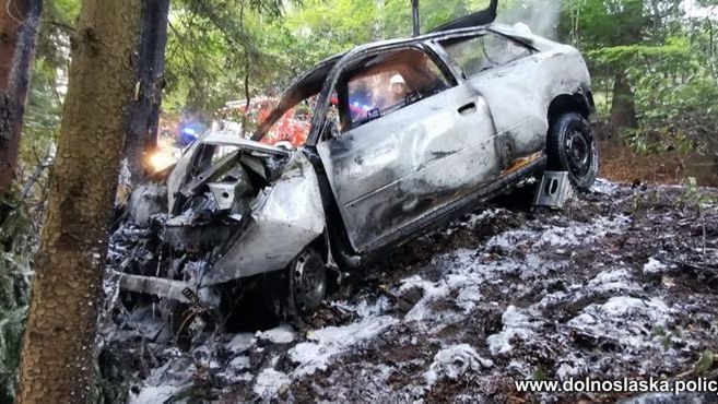 Jelenia Góra. Pijany kierowca potrącił pieszych. Jego auto stanęło w płomieniach