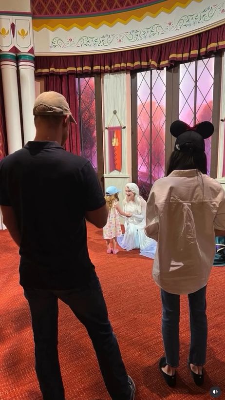 Meghan Marklei książę Harry z dziećmi w Disneylandzie