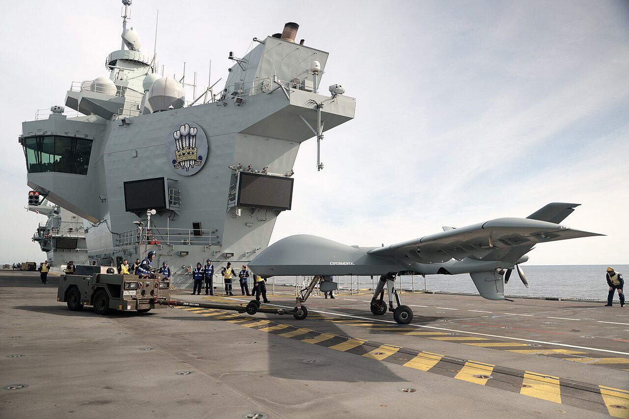 Mojave na pokładzie lotniskowca HMS Prince of Wales