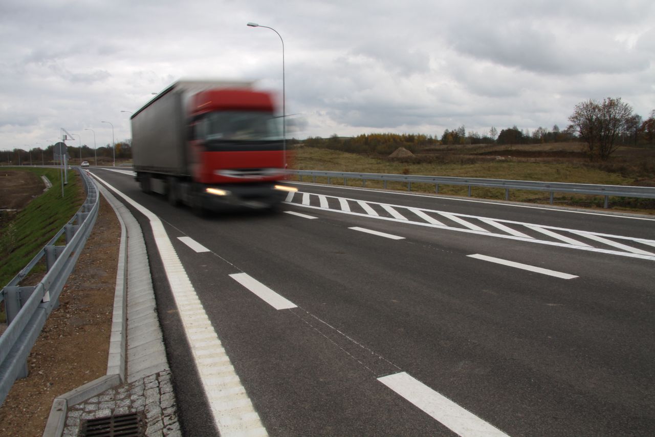 Woj. lubelskie: Ponad 4 mln zł na budowę i modernizację dróg. Kolejne 32 gminy podpisały umowy