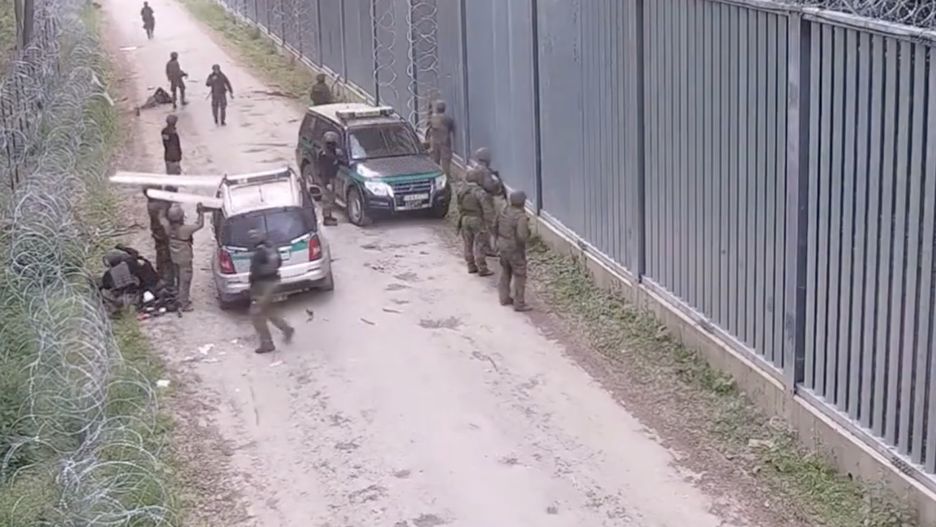 Pogranicznicy nagrali szturmy na granicy polsko-białoruskiej