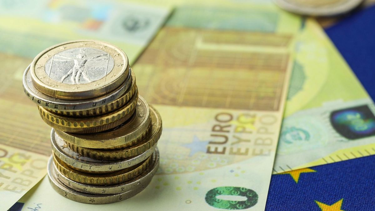 Deposit Photos 2024-12-08
Euro banknotes and coins on European Union flag, closeup
