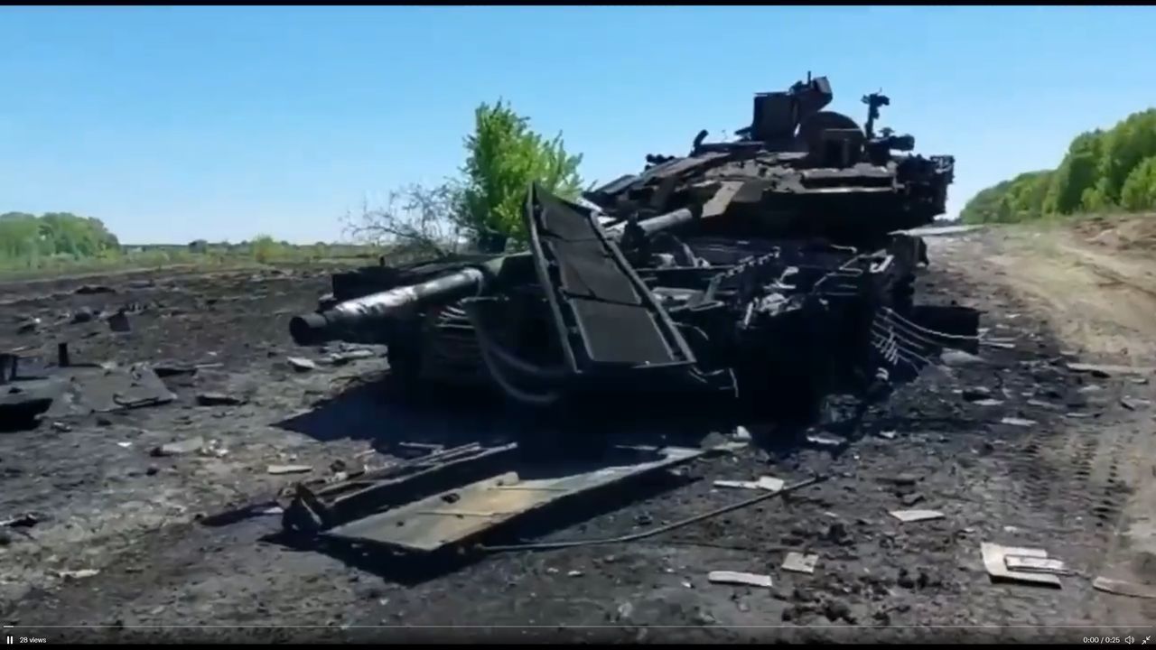T-90M Proryw-3 vs Carl Gustaf. Wyjaśniamy czym go zniszczono - Wrak rosyjskiego czołgu T-90M Proryw-3.