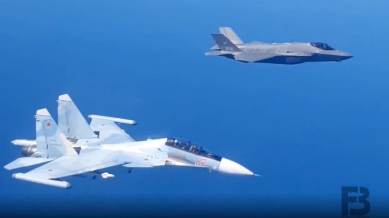 Włoskie F-35A przechwyciły nad Bałtykiem rosyjski Su-30SM - Su-30 i F-35 w locie