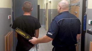 Milanówek: Rowerzysta zobaczył policjantów. Nerwowo odrzucił podejrzany woreczek