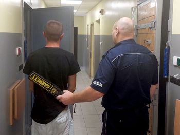 Milanówek: Rowerzysta zobaczył policjantów. Nerwowo odrzucił podejrzany woreczek