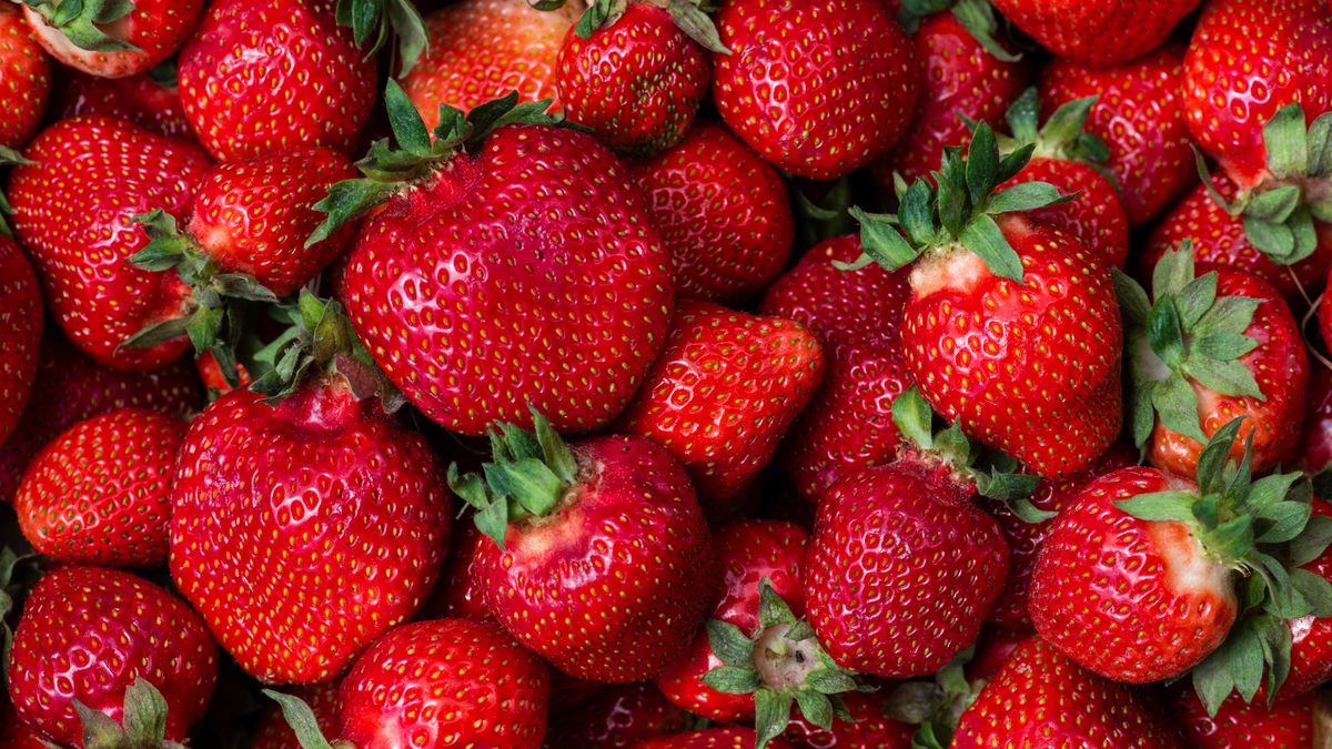 Kto się przekona do takiego jedzenia truskawek? 