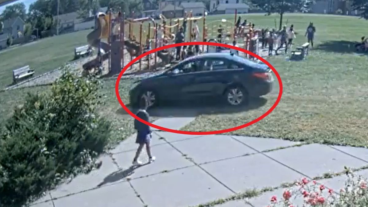 10-latek ukradł samochód i wjechał na plac zabaw