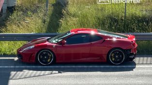 Motocyklista wjechał w tył Ferrari na trasie S7. Droga zablokowana