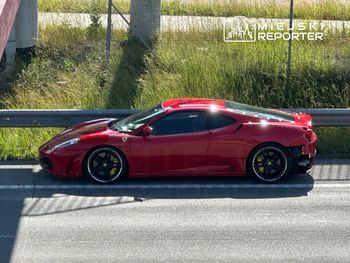 Motocyklista wjechał w tył Ferrari na trasie S7. Droga zablokowana