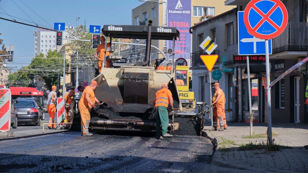 Drogowcy układają asfalt na remontowanym odcinku ul. Nadbystrzyckiej
