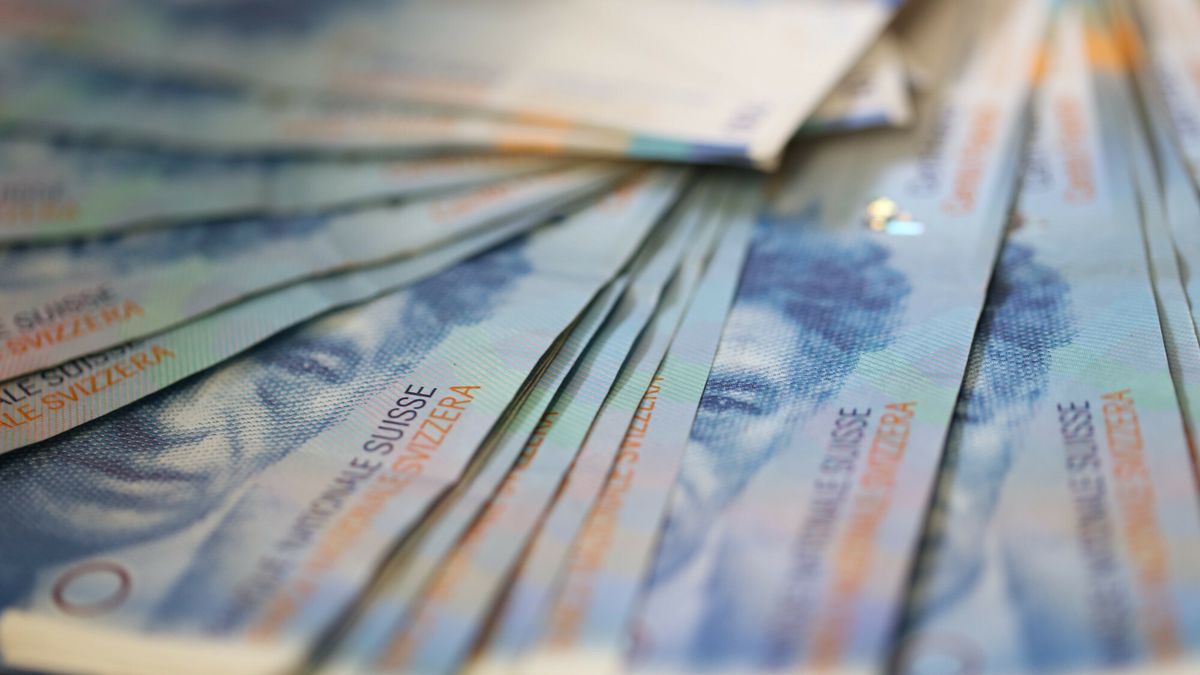 Frank szwajcarski się szybko umacnia.