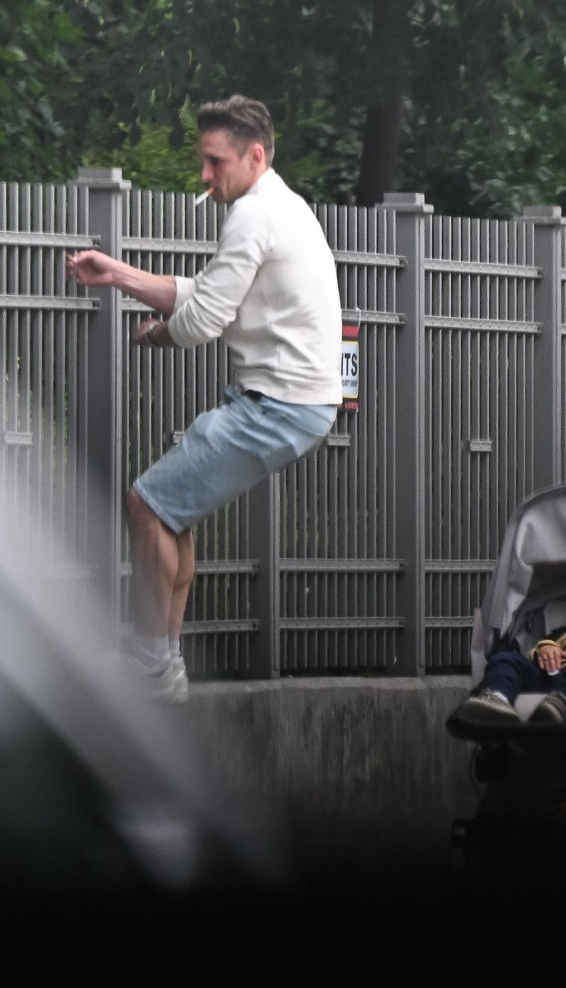 Filip Gurłacz z żoną i dziećmi na mieście