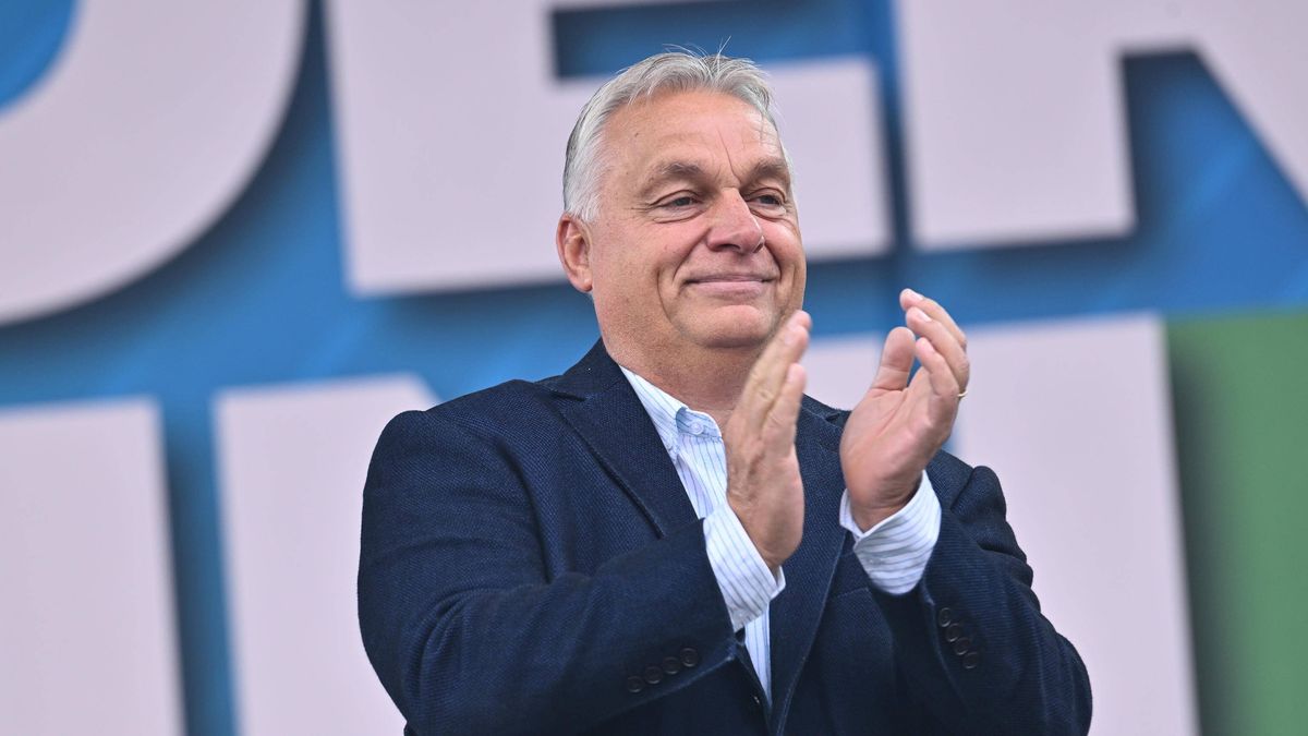 Italian right-wing Lega party holds traditional rally in Pontida
epa11645195 Hungarian Prime Minister Viktor Orban applauds as he attends the traditional Lega (League) party rally in Pontida, near Bergamo, northern Italy, 06 October 2024. Italy's right-wing League party is holding its annual rally at Pontida on 05 and 06 October.  EPA/MICHELE MARAVIGLIA 
Dostawca: PAP/EPA.
MICHELE MARAVIGLIA
conservative political part, populist, right-wing