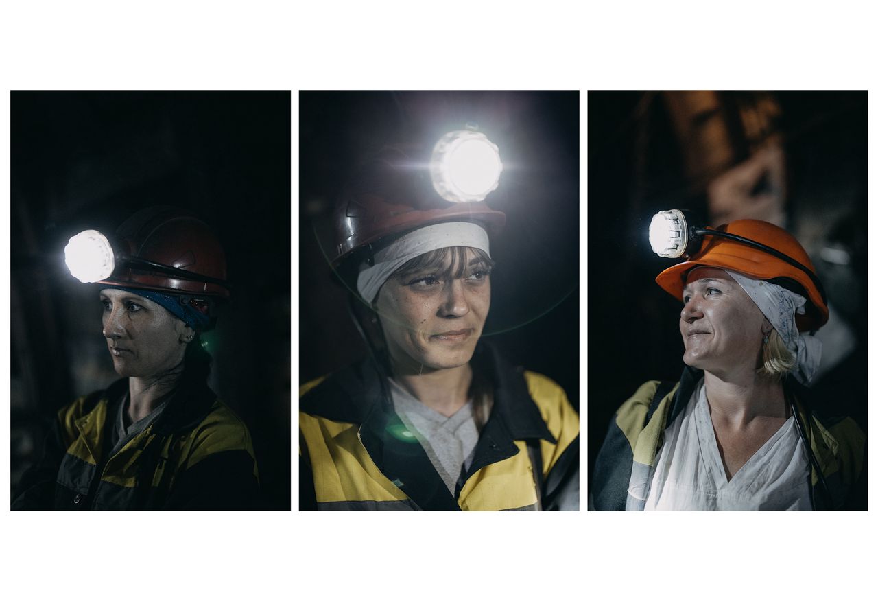 Before the women start working underground, the management organizes a trip for them to see the conditions.