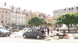 Przedmioty z historią, pieniądze z nieistniejących krajów, meble i... poroże. Trwa Giełda Staroci w Wałbrzychu - co w sprzedaży?