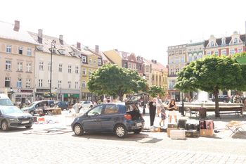 Przedmioty z historią, pieniądze z nieistniejących krajów, meble i... poroże. Trwa Giełda Staroci w Wałbrzychu - co w sprzedaży?