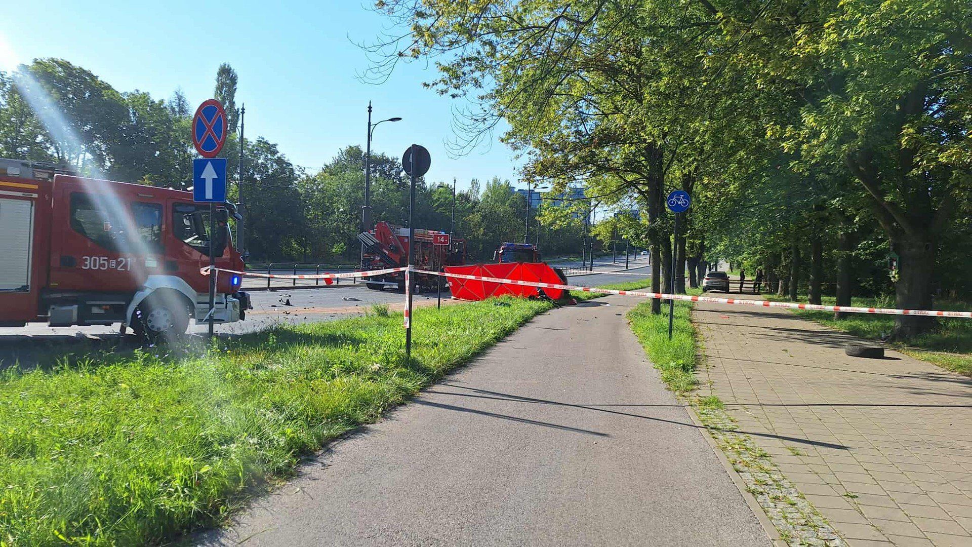 Na al. Śmigłego-Rydza w Łodzi auto wjechało w bariery. Droga nieprzejezdna