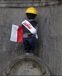 Stoczniowiec siusia w Brukseli