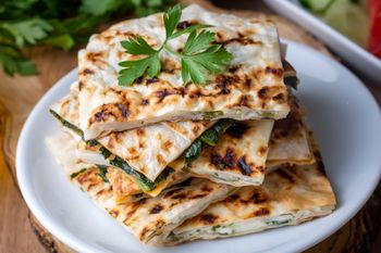 Naleśniki robię po turecku. Pikantny farsz jest tak smaczny, że wyjadam łyżeczką