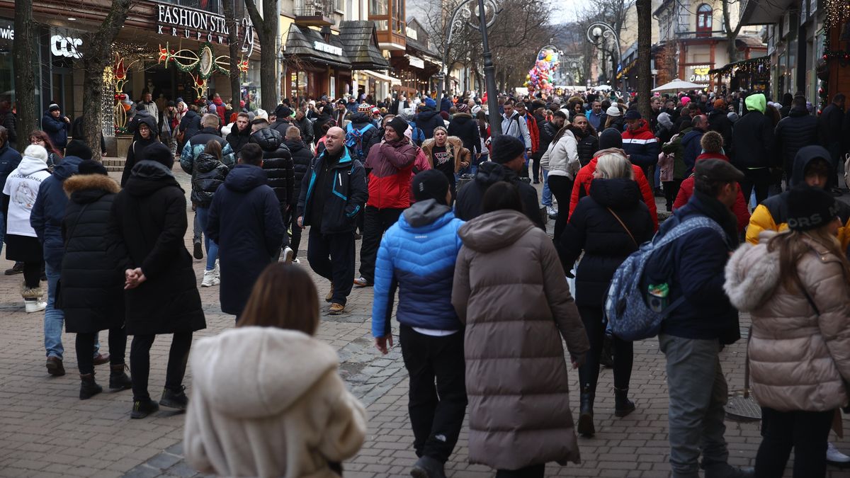 Tłumy na Krupówkach/ ilustracja