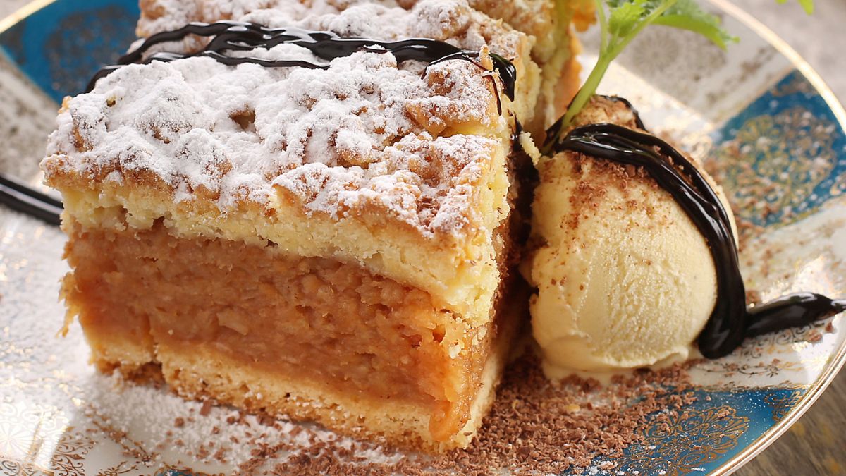 Szarlotka białostocka jest pełna jabłek