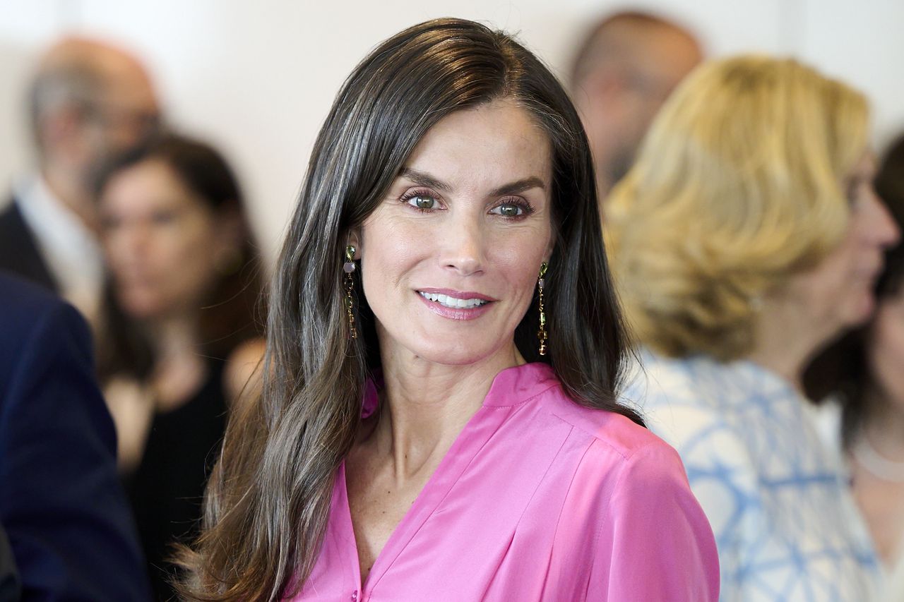 Róż - i już? Furorę zrobiły buty królowej, które deklasują szpilki