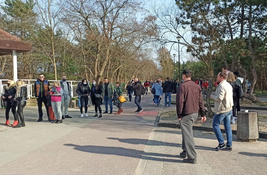 Kolejka po lody i gofry przy molo w Brzeźnie