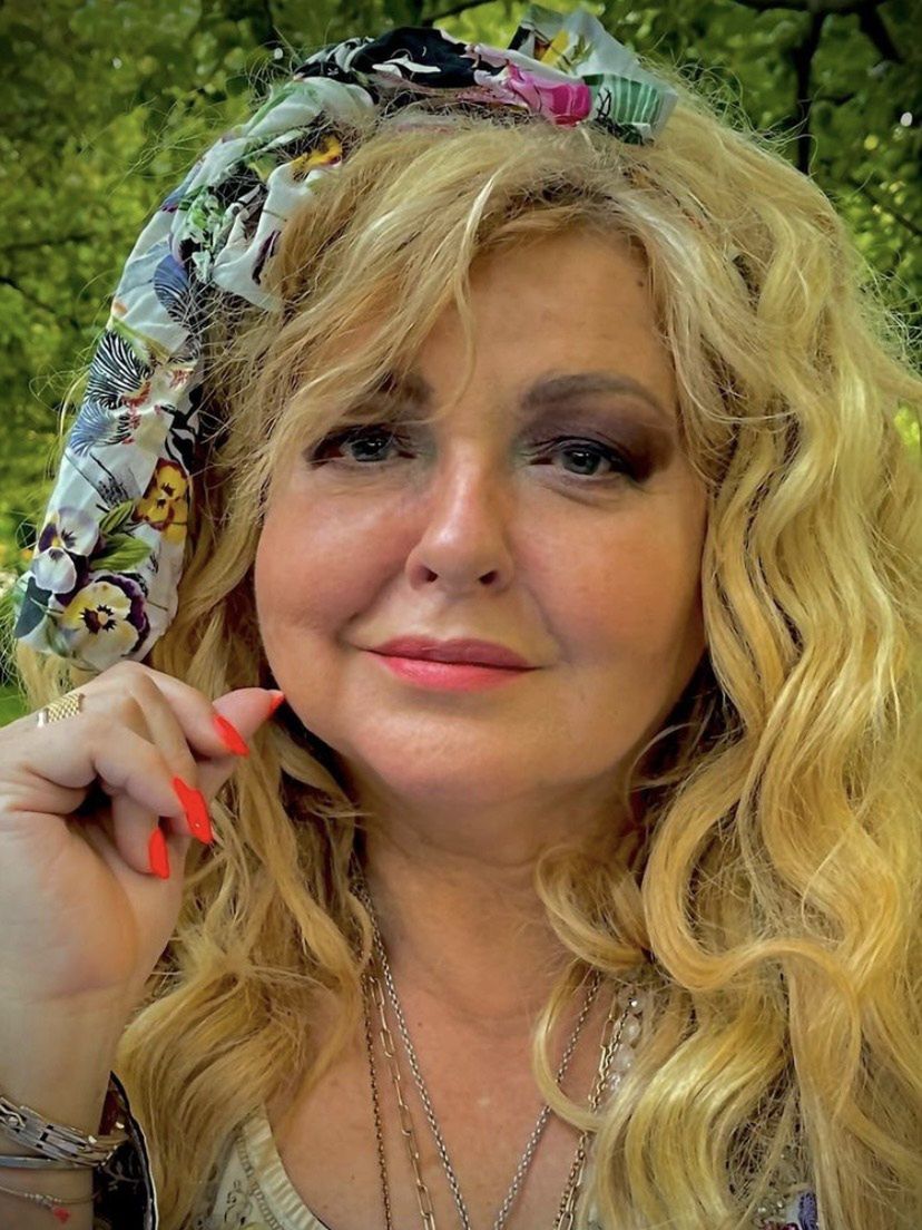 Zrelaksowana Magda Gessler świeci naturalnym licem na seflie. Fani: "TROCHĘ JAK BRITNEY SPEARS"